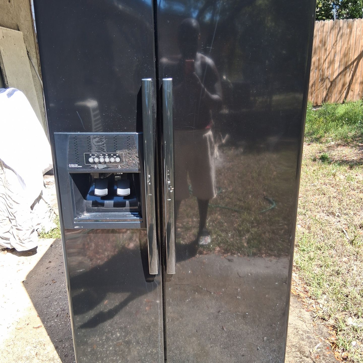 Whirlpool Side by Side Refrigerator 25.1 to 25.4 cubic ft capacity External Ice 🧊 And water💧 Dispenser.
