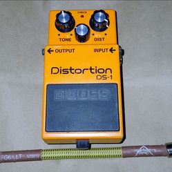 Boss DS-1 Distortion Guitar Effects Pedal with Fender patch cable