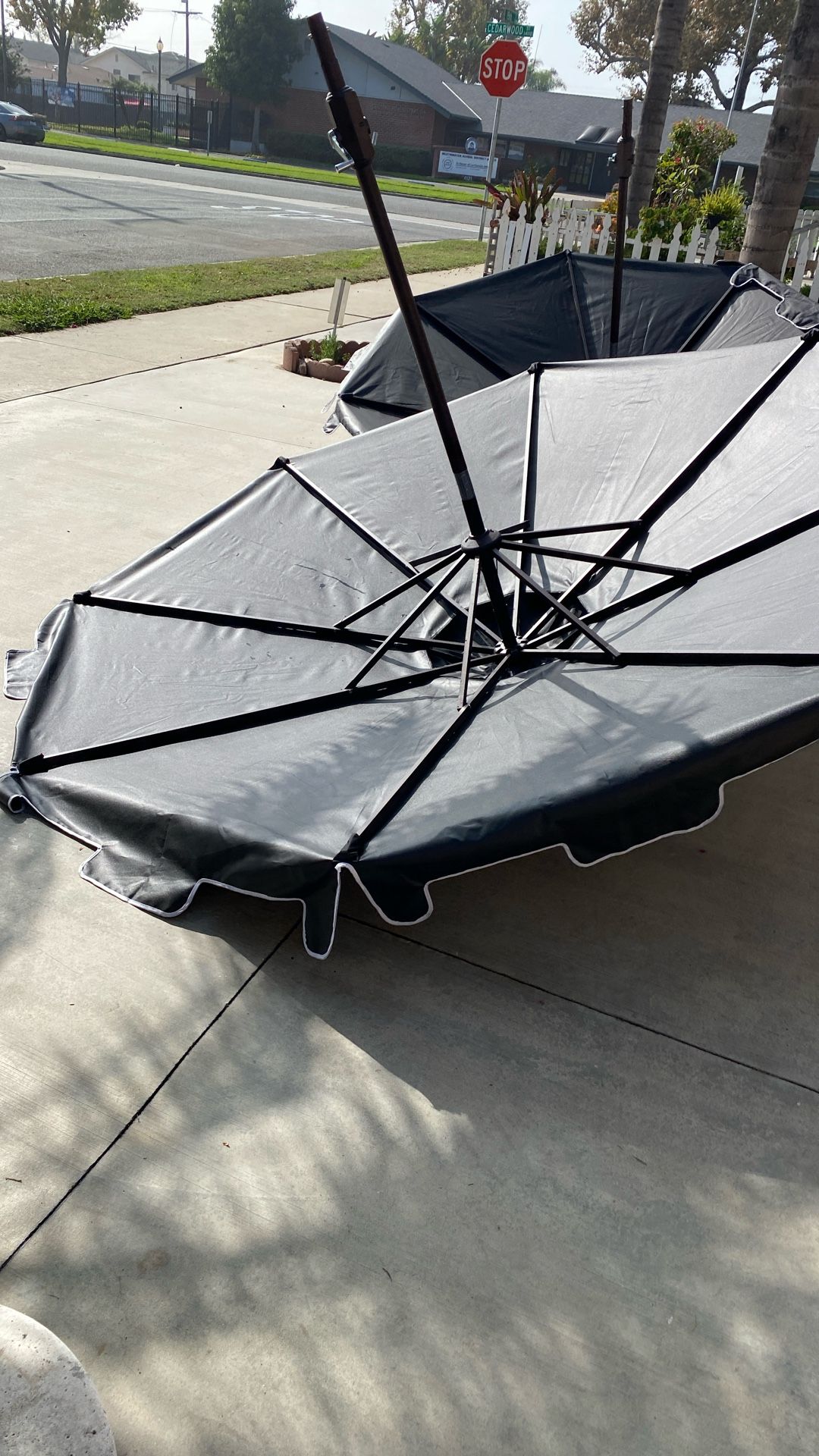 Tengo 2 Sombrillas Semi Nuevas Que Las Puede Aser A Los Lados Solo Se Ocuparon Para Un Evento Estan Como Nuevas Estoy Pidiendo 60 Cada Una Pero Ase ta