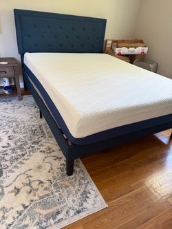 Pristine Queen size 12inch Memory foam mattress like new with free pillows and comforter