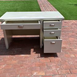 White Wood Desk With Drawers