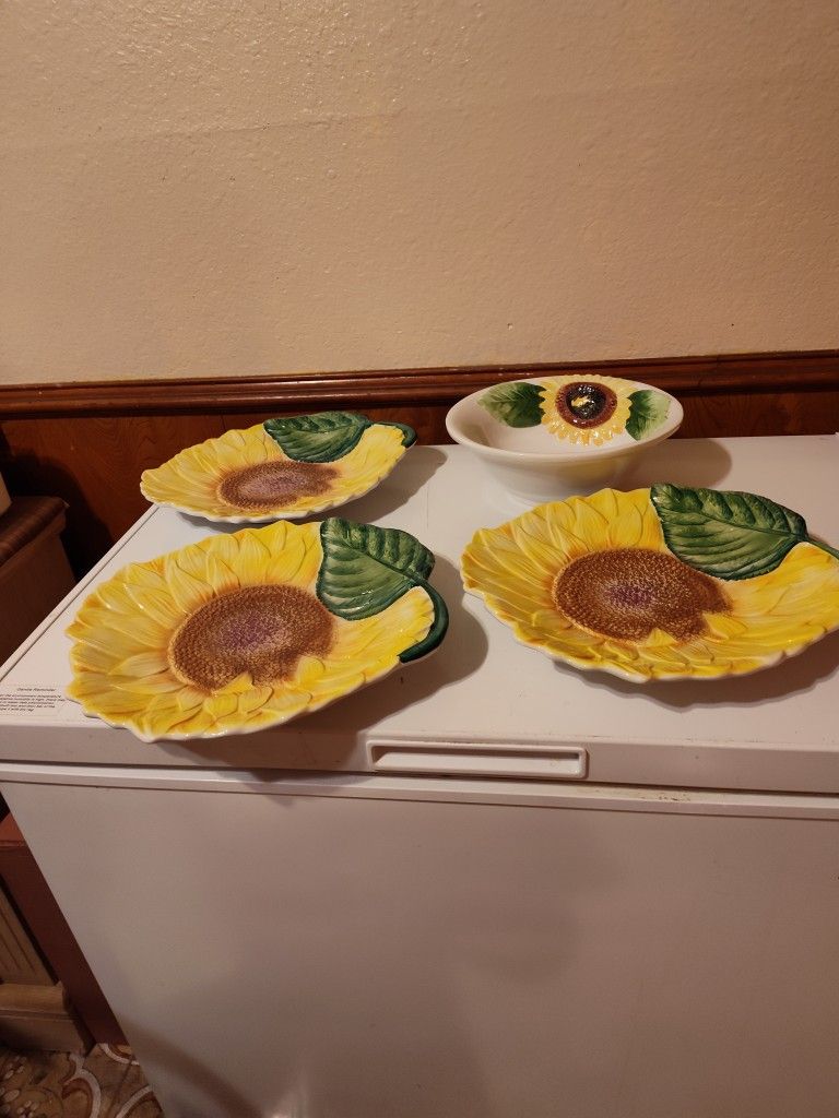 Sunflower 🌻🌻🌻 3 Large Plates And 1 Large Bowl New!!! Never Used $17