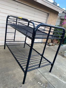 Bunk beds twin on  twin. Literas de metal like new Como Nuevas