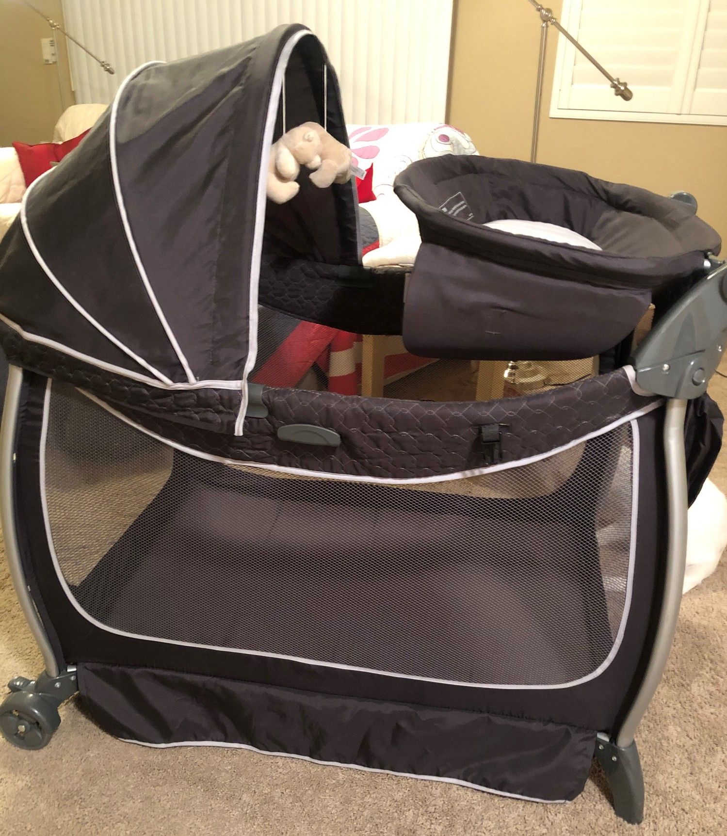 EDDIE BAUER Deluxe Complete Care Play Yard