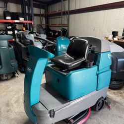 Tennant T7 Ride-On Floor Scrubber