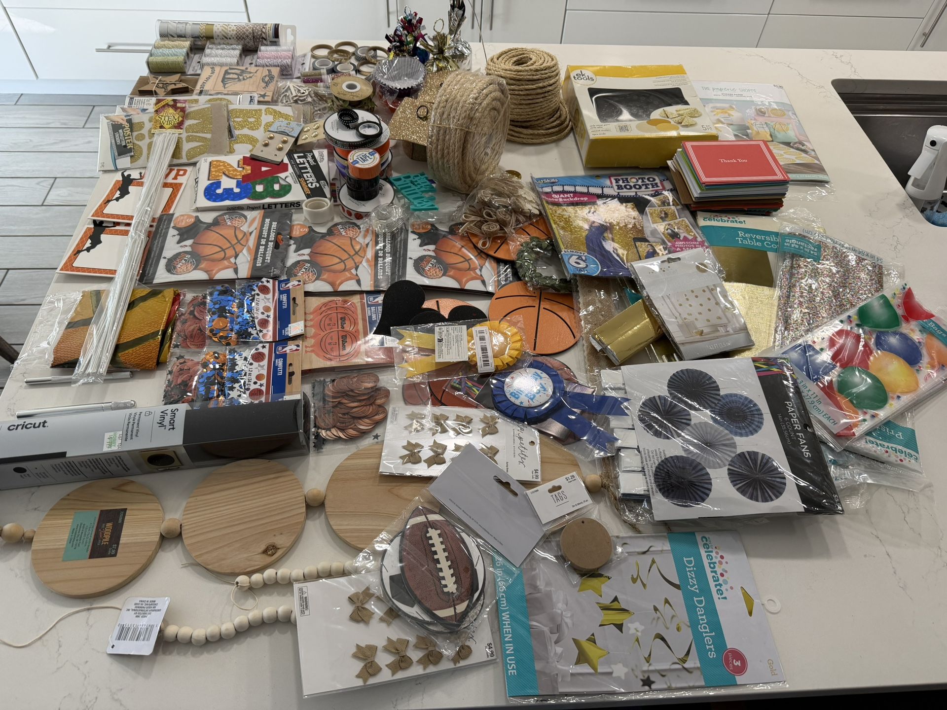 Party Supplies/Decorations/ Arts & Craft