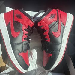 Air Jordan 1 Mid GS Black Red Size 4.5Y Gently Used