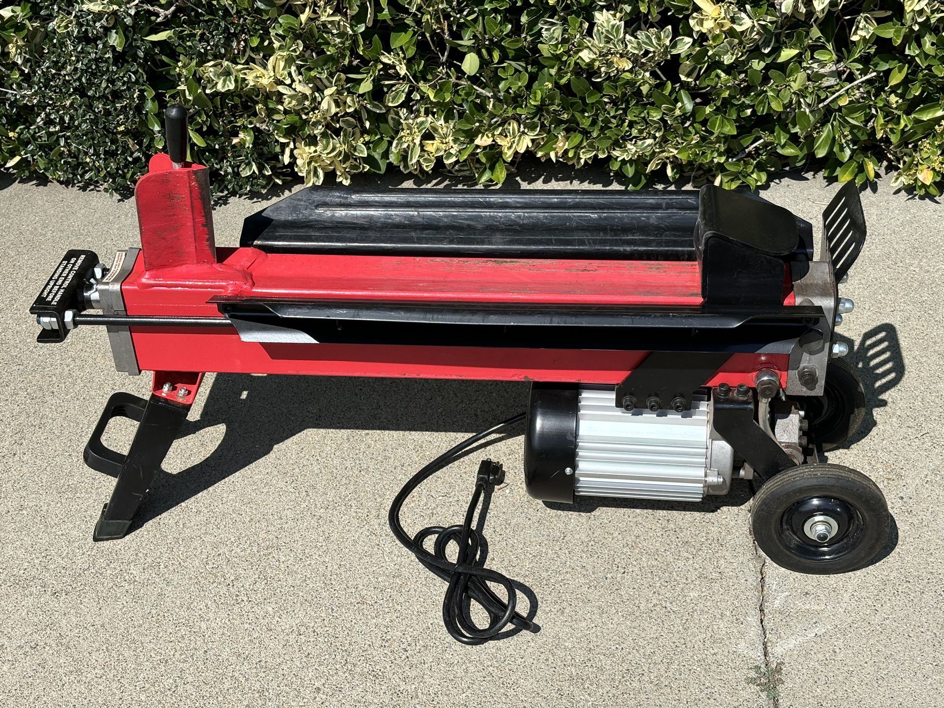 Central Machinery 12 Amp 5 Ton Electric Log Splitter