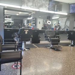 Se Buscan Cosmetologa Y Barberos 