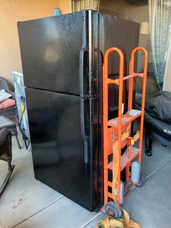 GE 22 Cubic Foot Refrigerator