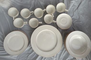 Alex Liddy Fine Bone China Set All Pieces have 8 except Dinner Plate only 6 $65