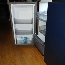 Samsung Navy Blue Glass French Door Refrigerator With Ice Maker And Water Pitcher/dispenser