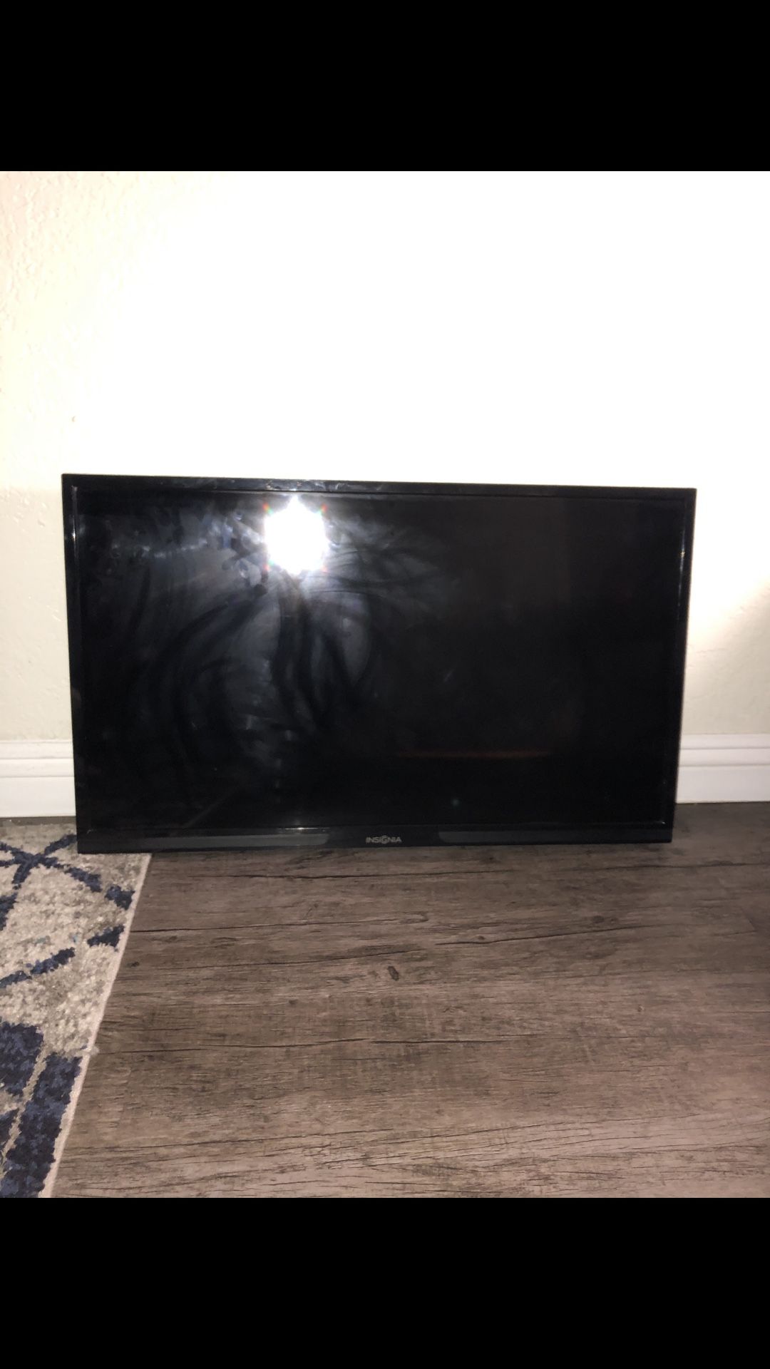 Insignia Flat Screen TV 34in