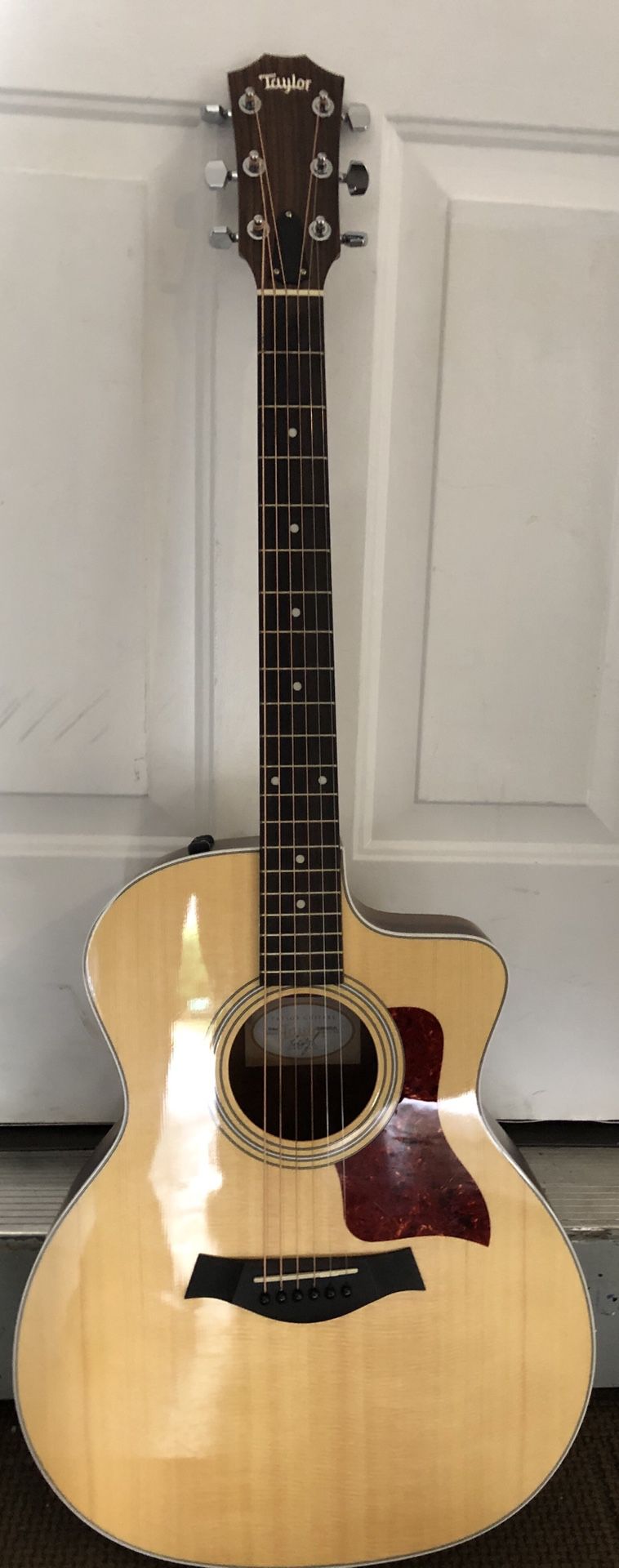 Taylor Electric Acoustic guitar with case. - Scale Length: 25-1/2" - Nut & Saddle: Nubone Nut/Tusq Saddle - Bracing: Forward Shifted Pattern - Pickg