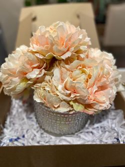 Faux Flower floral arrangement &beautiful vase ✨Thrifty Gifted LLC✨