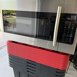 Samsung Over The Range Microwave W/ Mounting Bracket GREAT Condition