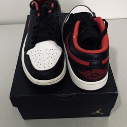 Jordan 1 Low (size 9.5)