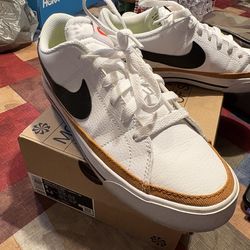 Women’s size 8 Nike Court Legacy