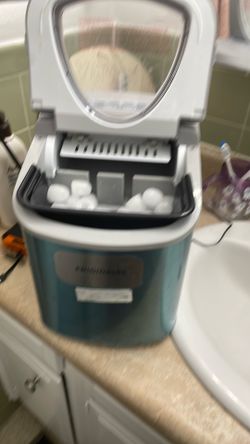 Portable ice maker