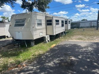 Tiene 2 cuartos sala cocina refrigerador estufa campana de humo nueva
Está en un parquidero en Alton se puede quedar o la pueden sacar $7500 para k se