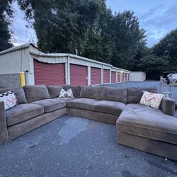 Beautiful Grey Sectional ( Delivery Offered ! ) 