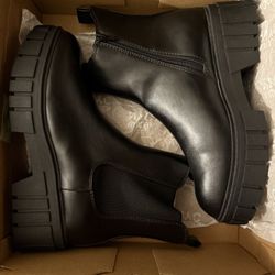 Black Boots (Women’s 9)