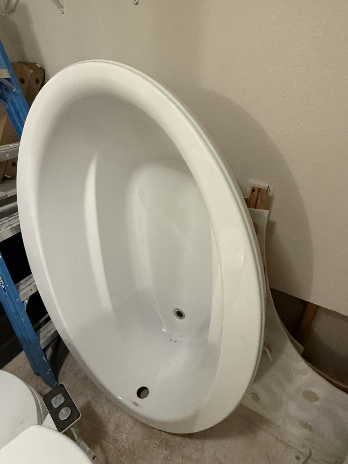 Kohler Bathtub 60” x 42” Soaking Tub 18” Deep Never Used