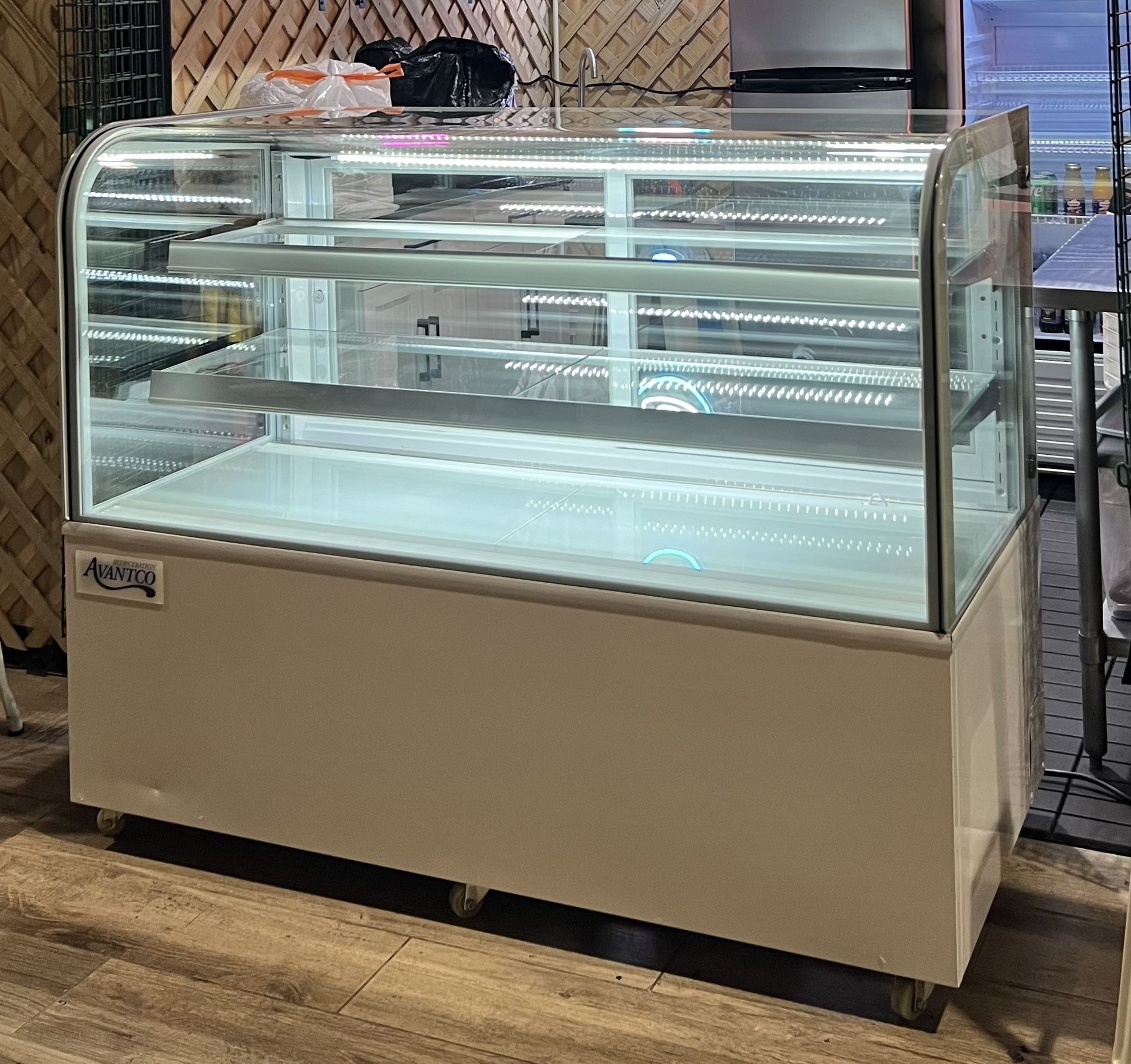 Avantco BCD-60 60" Curved Glass White Dry Bakery Display Case