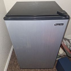 Magic Chef 3.5 Cubic Feet Silver/Black