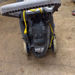 A ice pick up machine picks up water vacuum