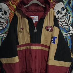  chaqueta vintage de los San Francisco 49ers, específicamente un modelo tipo "puffer" o acolchado de la línea NFL Pro Line de los años 90. 