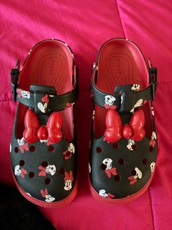 Minnie Mouse crocs size 6w 4M