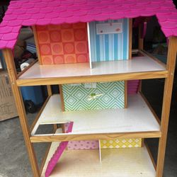 KidKraft So Chic Wooden Dollhouse With Wheels And accessories 