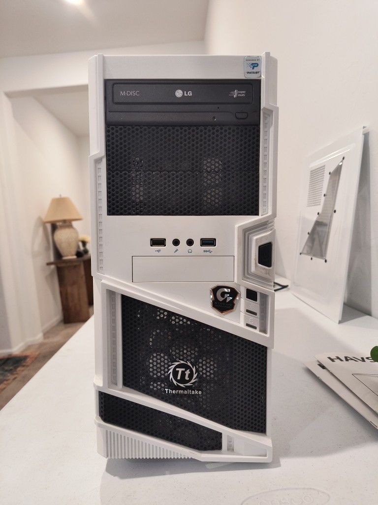 WHITE PC CASE READY FOR NEW BUILD