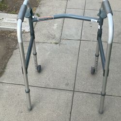 Caminadora en buenas condiciones con llantas