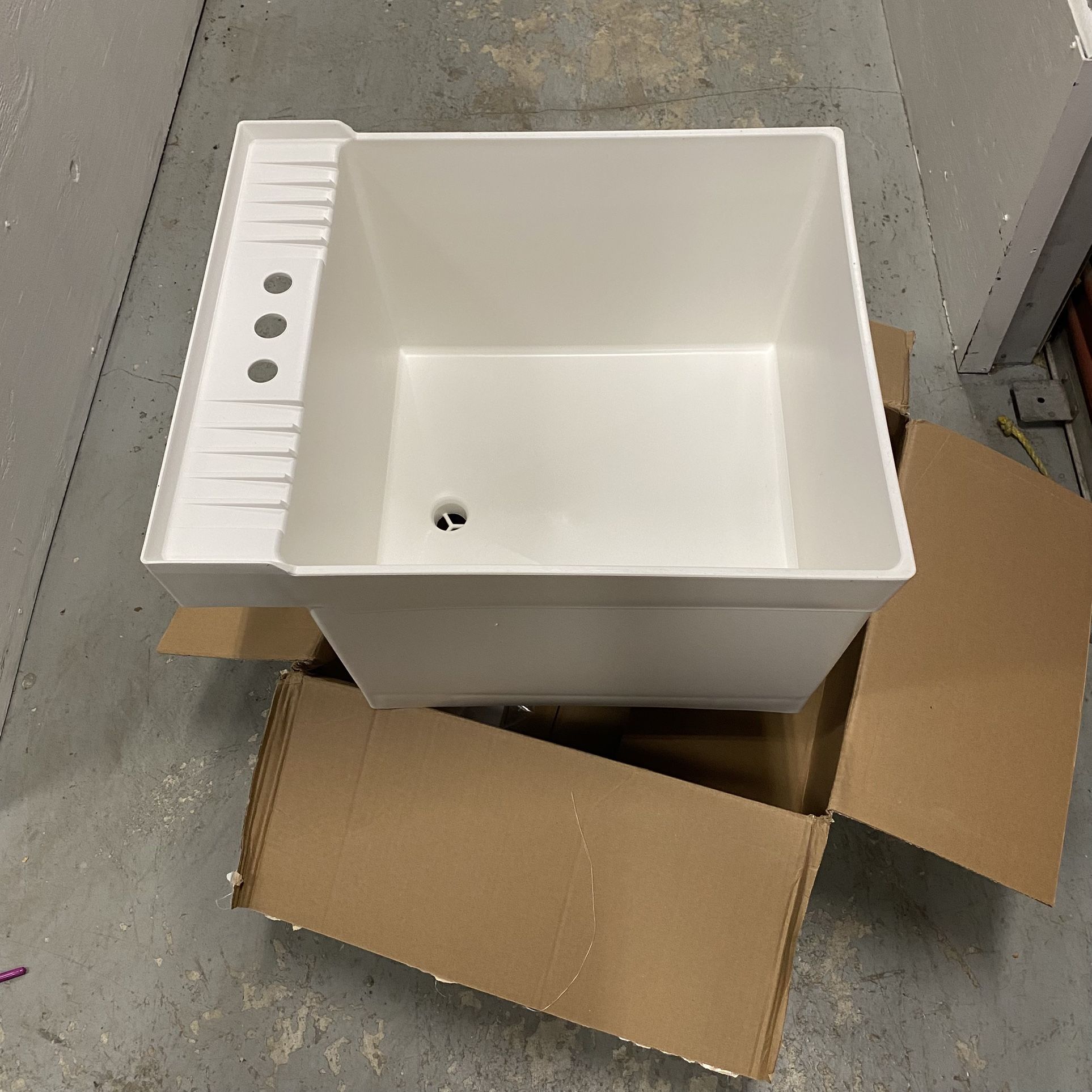 Brand New MUSTEE Single Laundry Tray Utility Sink - White with 3 Faucet Holes Product details: https://offerup.com/redirect/?o=aHR0cHM6Ly9hLmNvL2Qva