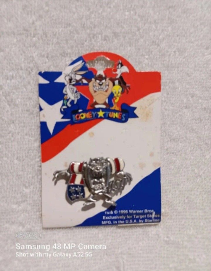 Vintage Looney tunes patriotic taz with USA flag pin