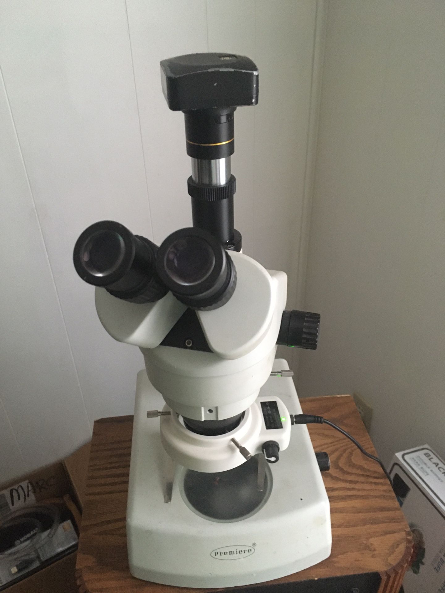 Jewelers grade stereo microscope with 9 megapixel camera