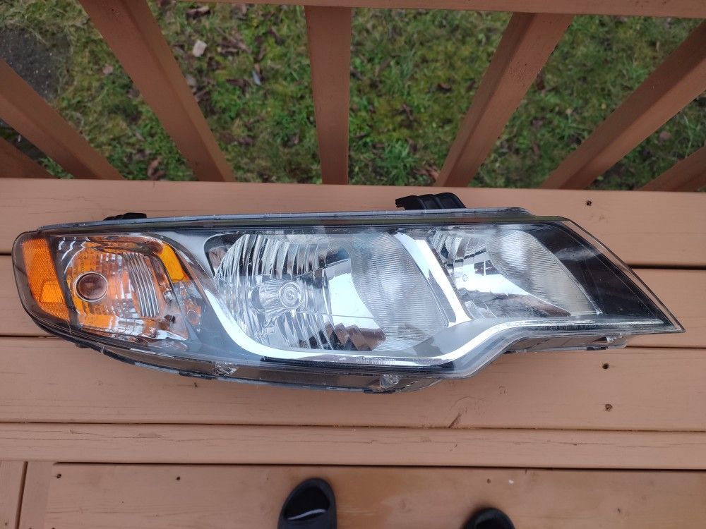 2012 Kia Forte Koup right passenger side headlight - broken tab