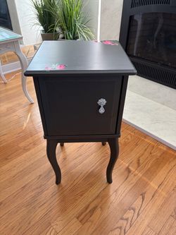 CUTE WOODEN SIDE TABLE