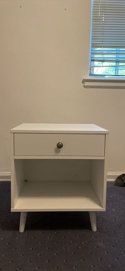 2 matching nightstands