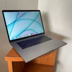 APPLE Macbook PRO 15” 2017 TouchBar 3.1Ghz i7 16GB RAM 2TB SSD RADEON PRO 560 4GB GRAPHICS!!!