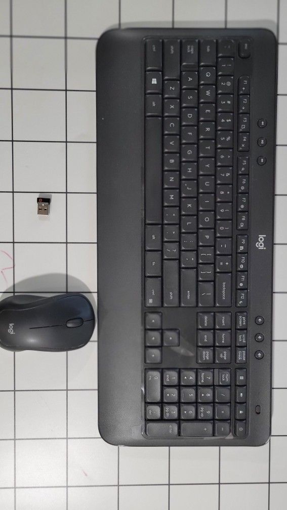 Logitech MK540 Advanced Wireless Keyboard and Mouse Combo.