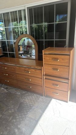 Dresser 2 night stand and the mirror