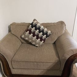 Very Comfortable 1 And 2 Seats Sofa Sets With Coffee Table and Rug