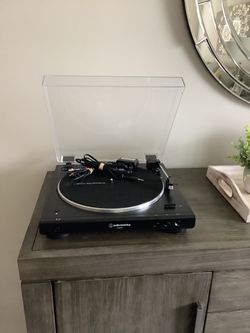 * AUDIO-TECHNICA * AT-LP60XBT * BLUETOOTH * STEREO TURNTABLE .LIKE NEW . HARD TO FIND ONE FOR SALE IN THIS CONDITION . EXCELLENT . MINT . MUST SEE TO 