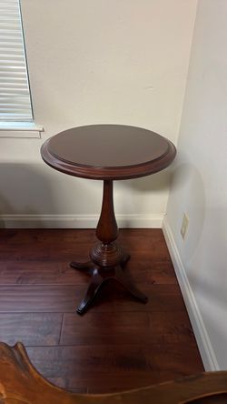 Round Mahogany Pedestal Side Table