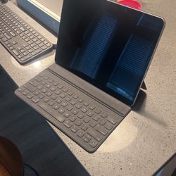 iPad Pro 2019 W/ Keyboard Case