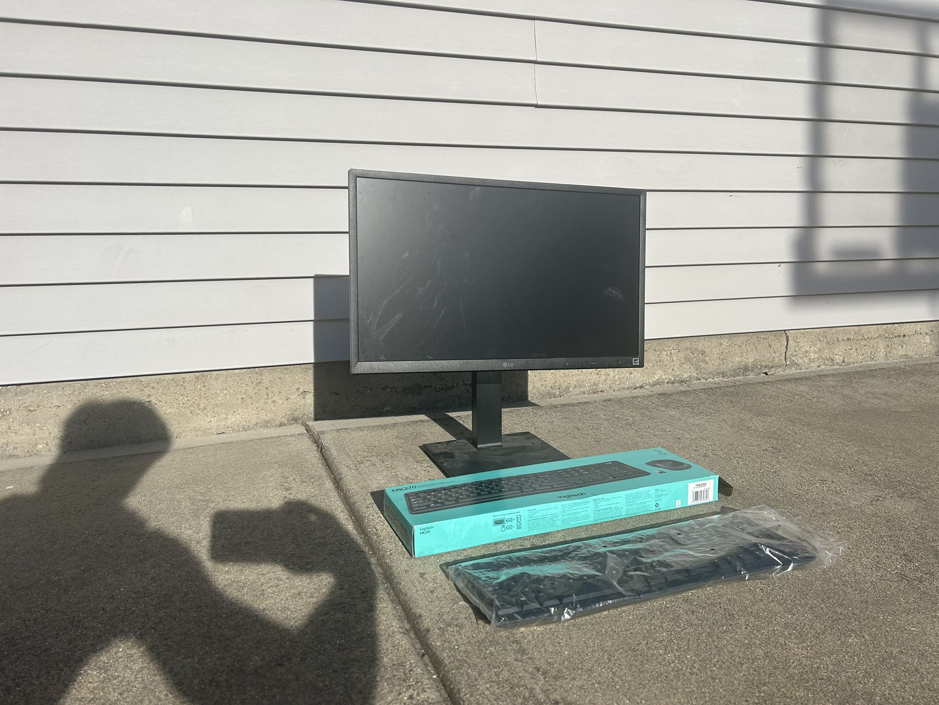 LG Monitor + MK270 Logitech Keyboard