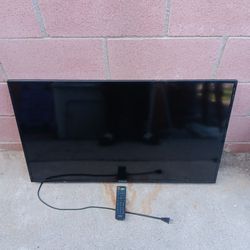 HITACHI 40" TV with Remote 